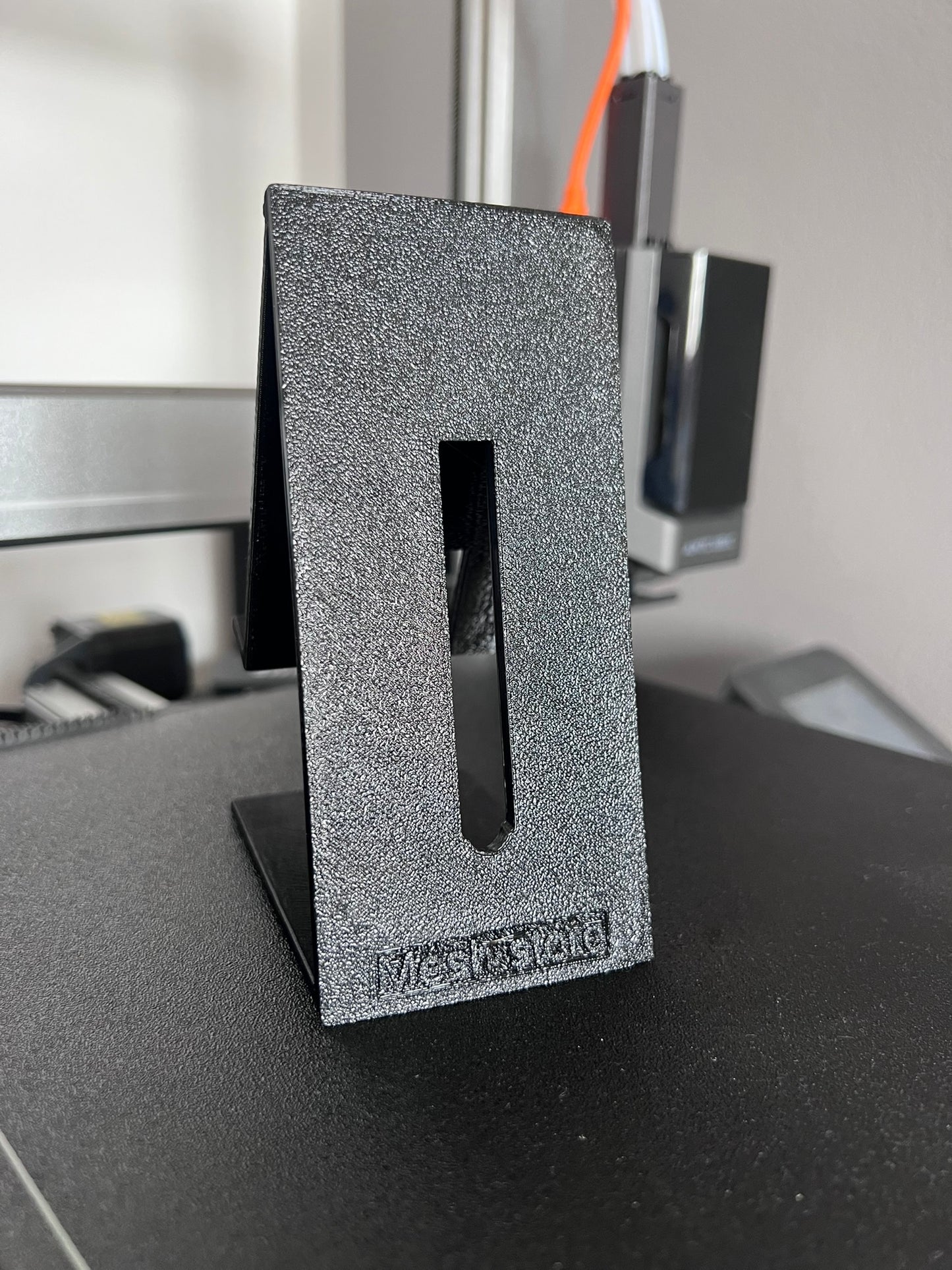 Stand Smartphone Rialzato 3D con Passaggio Cavo.