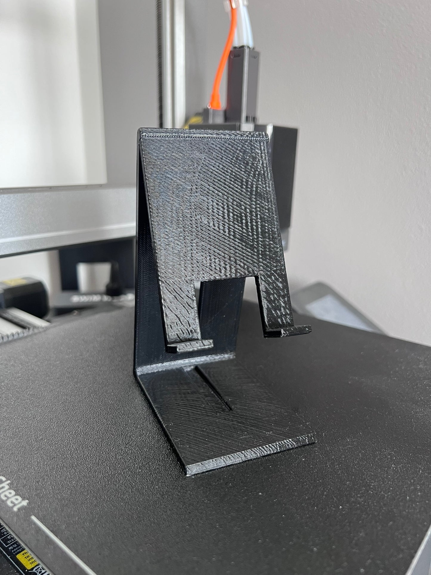Stand Smartphone Rialzato 3D con Passaggio Cavo.