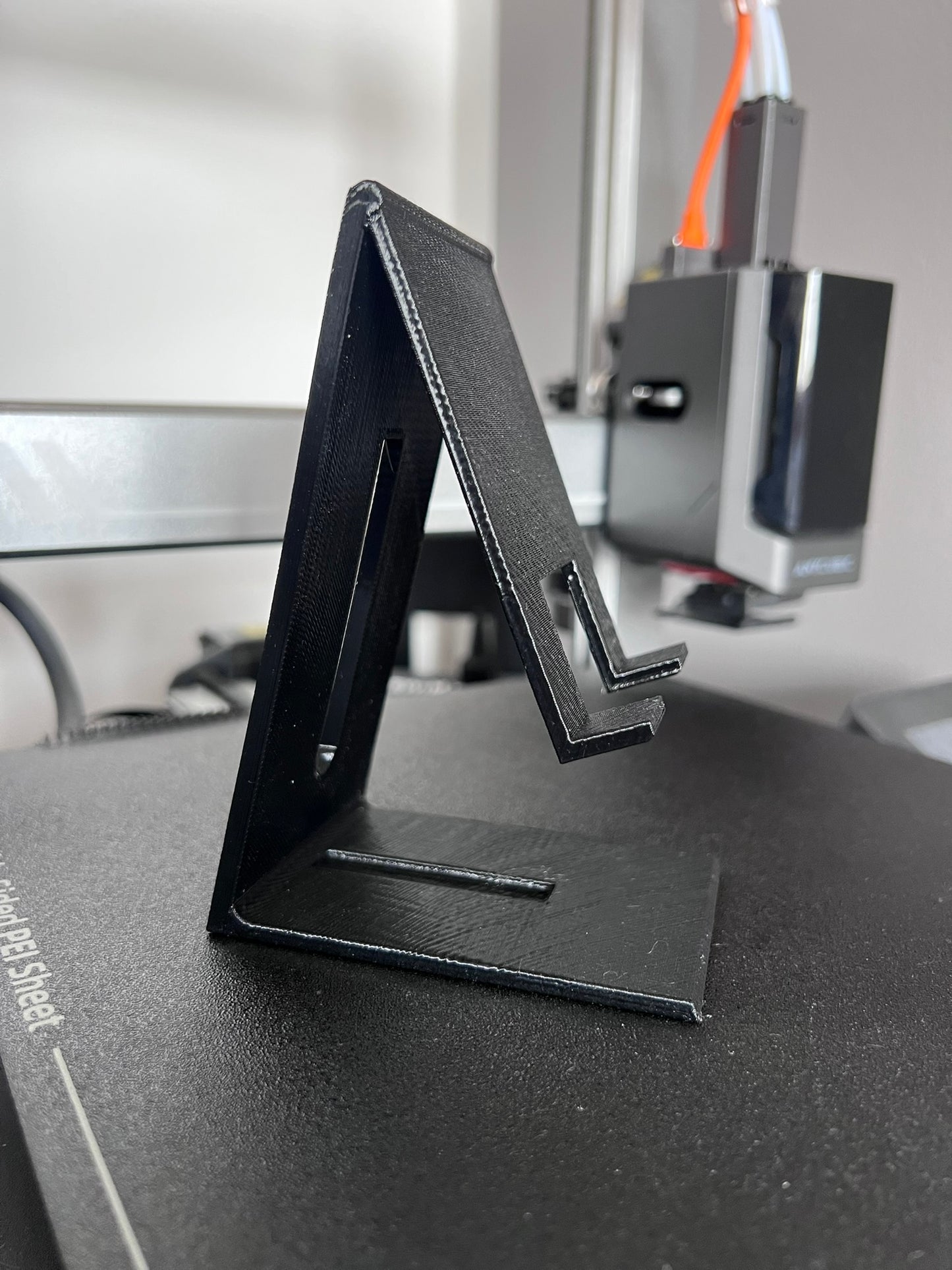 Stand Smartphone Rialzato 3D con Passaggio Cavo.