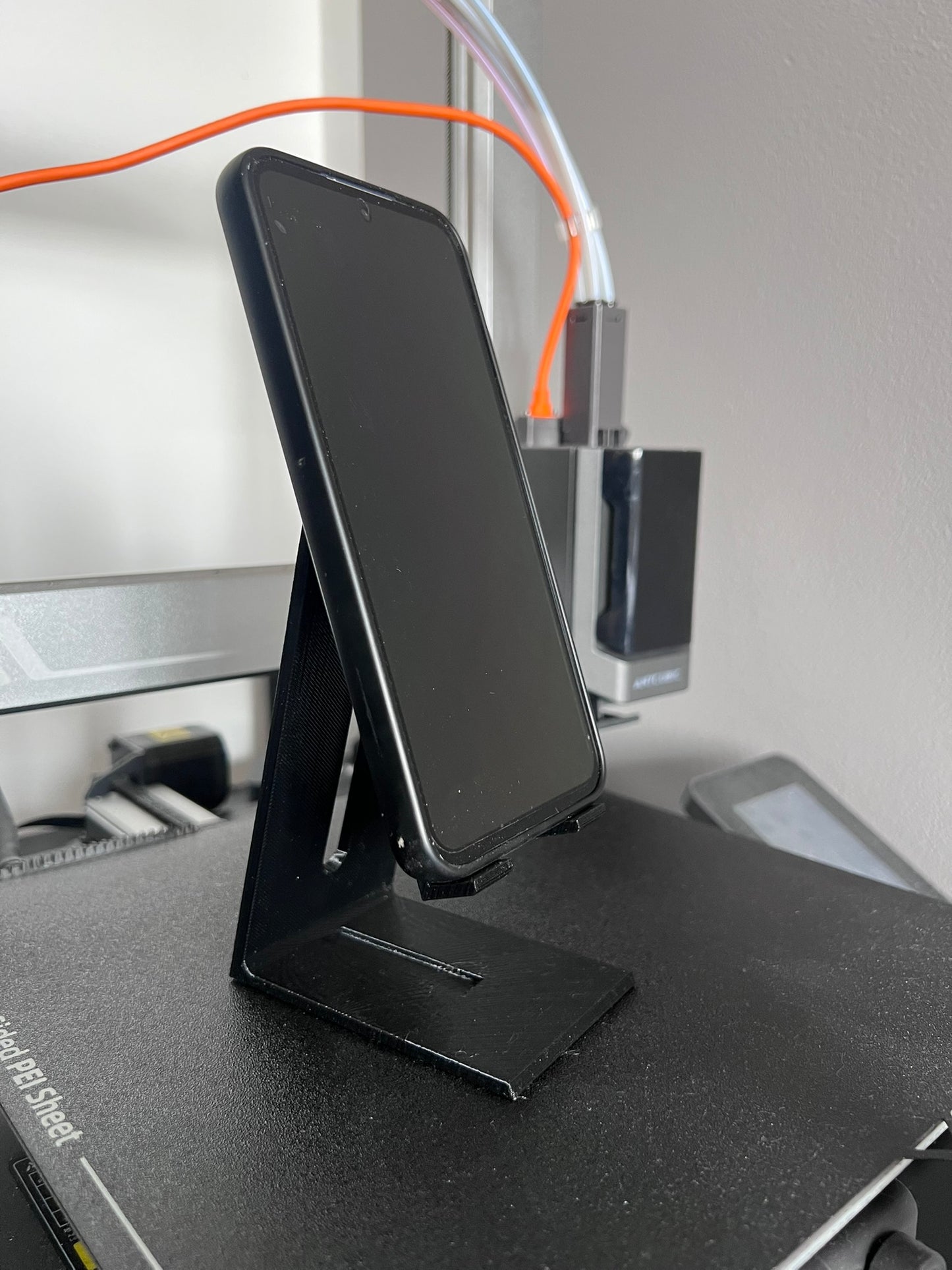 Stand Smartphone Rialzato 3D con Passaggio Cavo.