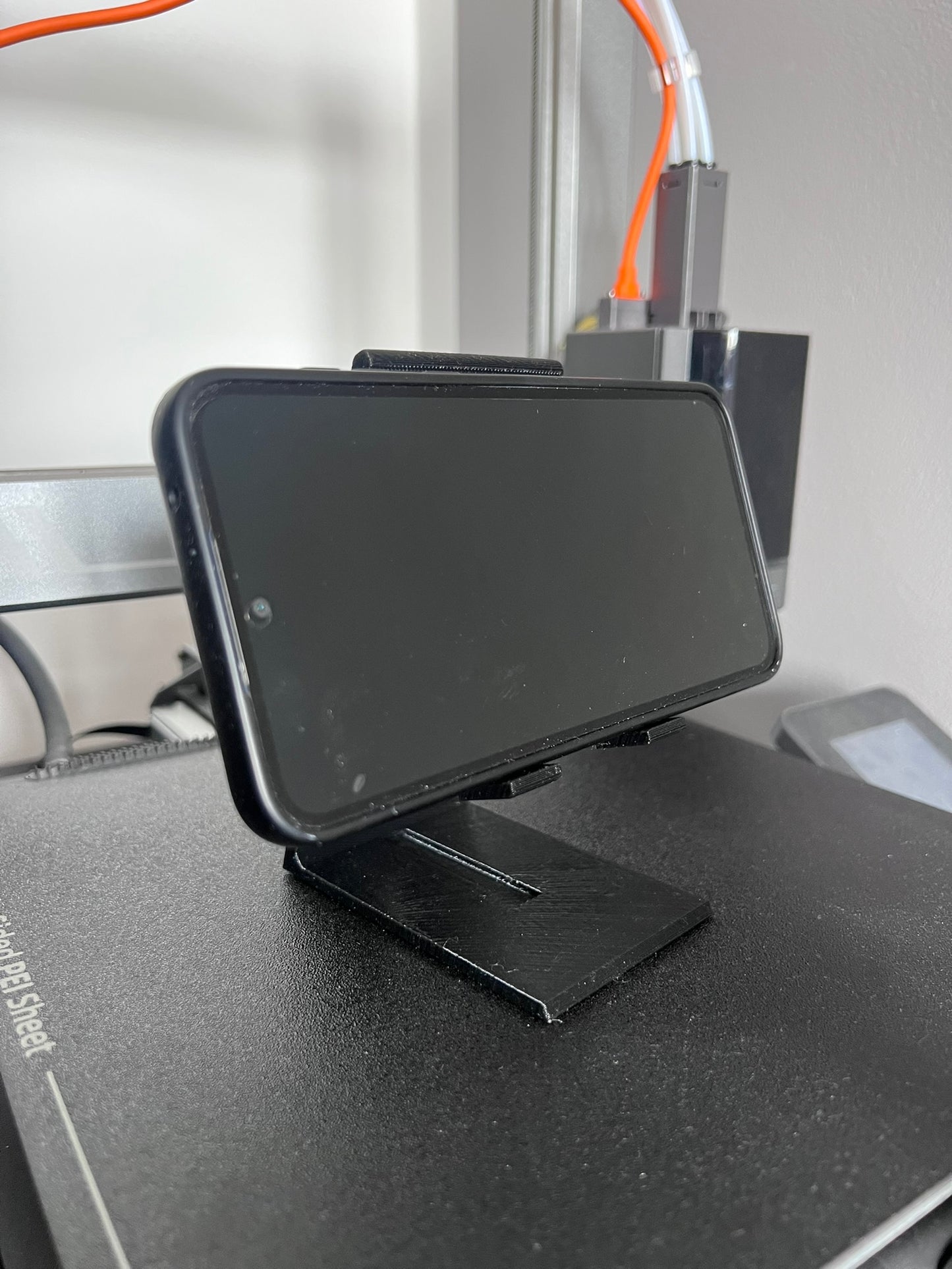 Stand Smartphone Rialzato 3D con Passaggio Cavo.